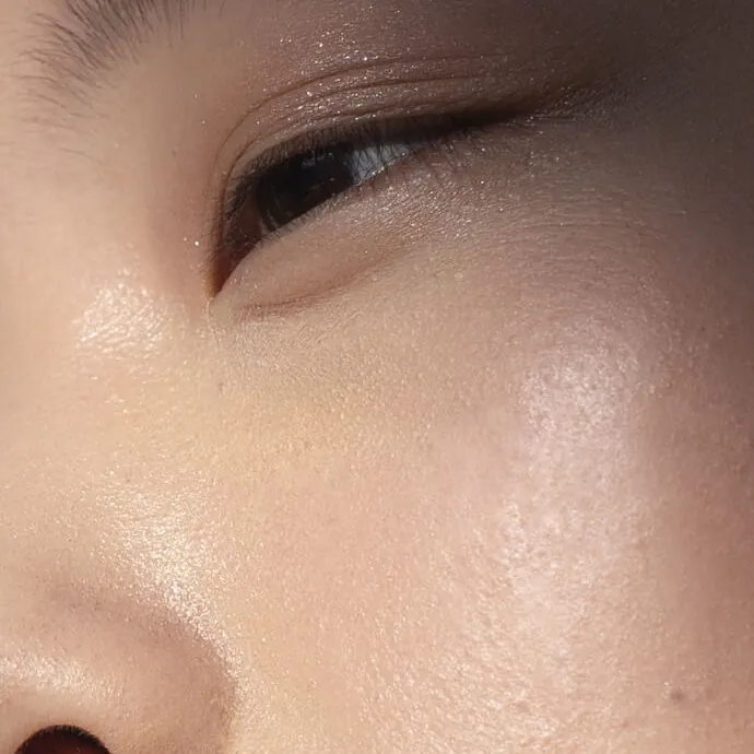 Close-up wajah perempuan dengan kulit bersih dan glowing