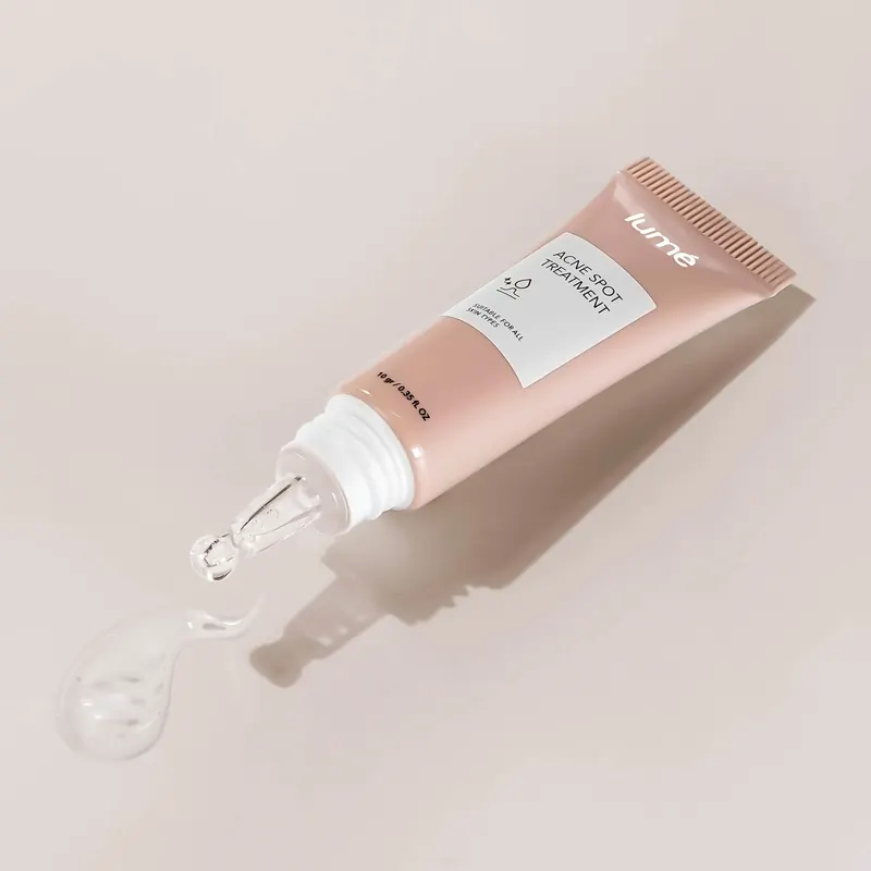 Tube Lume Acne Spot Treatment 10 gr dengan ujung aplikator terbuka dan tetesan gel bening