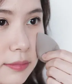 Beauty Blender ditepuk-tepuk ke pipi