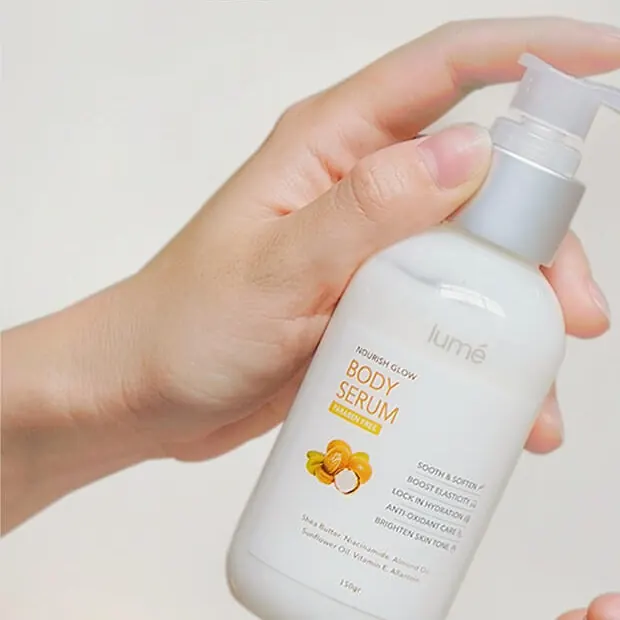 Tangan memegang botol Nourish Glow Body Serum 150 gr di atas telapak tangan yang terbuka