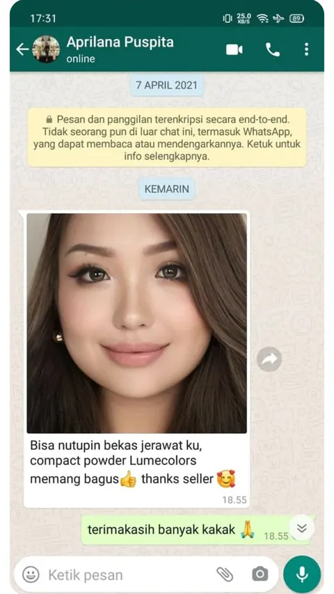 Testimoni chat WhatsApp Aprilana Puspita dengan swafoto: Bisa nutupin bekas jerawat ku, compact powder Lumécolors memang bagus, thanks seller
