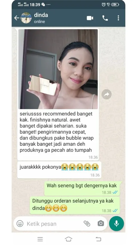 Testimoni chat WhatsApp dinda dengan swafoto memegang Compact Powder: Seriussss recommended banget kak. Finishnya natural. Awet banget dipakai seharian. Suka banget! Pengirimannya cepat, dan dibungkus pake bubble wrap banyak banget jadi aman deh produknya ga pecah ato tumpah. Juarakkkk pokonya