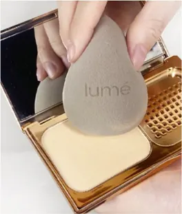 Beauty Blender ditekan ke bedak Compact Powder yang terbuka