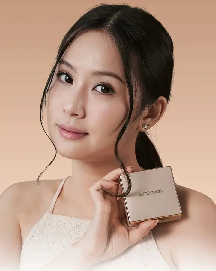 Model memegang Lumécolors Perfect Blur Cushion di samping wajahnya