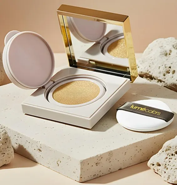 Perfect Blur Cushion terbuka di atas batu, dengan puff Lumécolors