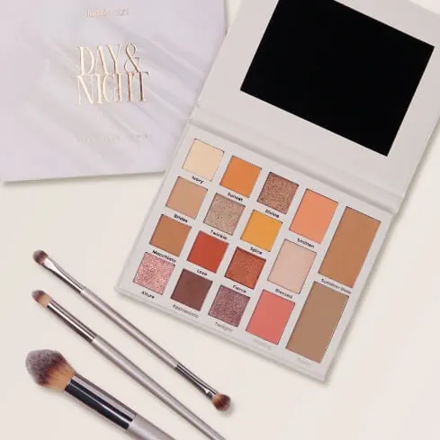 Isi Bundling DN3B: Day & Night Palette terbuka, kotaknya dan tiga kuas
