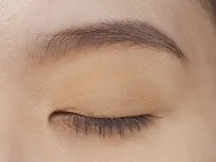 Eyeshadow Brides di kelopak mata