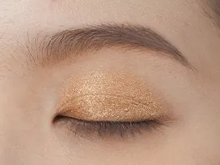 Eyeshadow Divine di kelopak mata