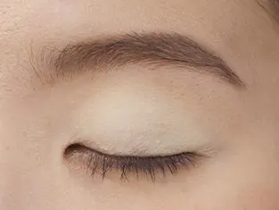 Eyeshadow Ivory di kelopak mata