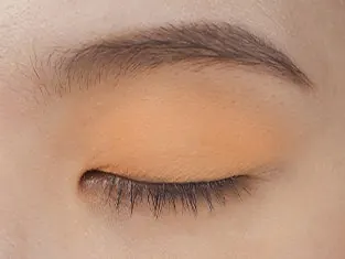 Eyeshadow Sunset di kelopak mata