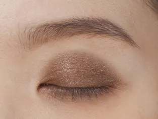 Eyeshadow Twilight di kelopak mata