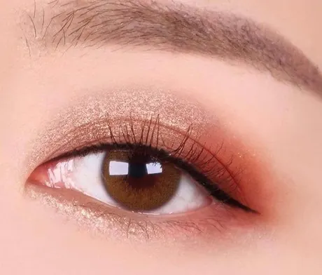 Mata dengan shimmer pink-mauve lembut dan eyeliner tipis