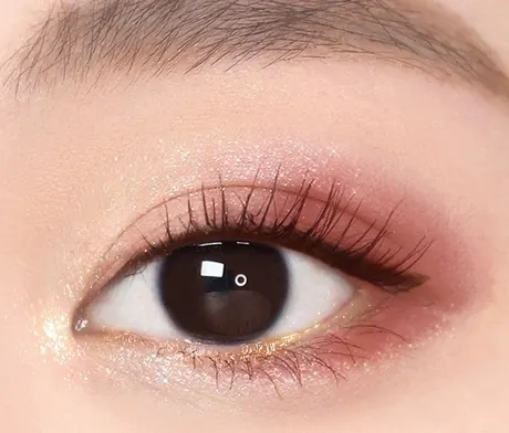 Mata dengan kelopak mauve-rose dan inner corner champagne