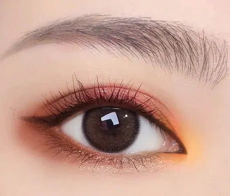 Mata dengan kelopak rosy-mauve, eyeliner bersayap tajam dan garis bawah oranye