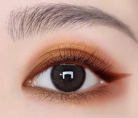 Mata dengan kelopak cokelat tembaga dan eyeliner grafis