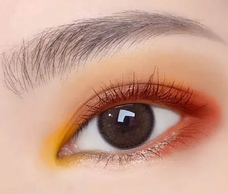 Mata dengan kelopak merah-oranye, aksen kuning dan eyeliner bersayap