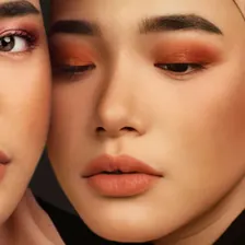 Model berhijab dengan eyeshadow oranye