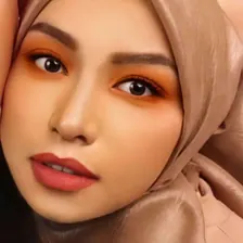 Model berhijab taupe dengan eyeshadow oranye