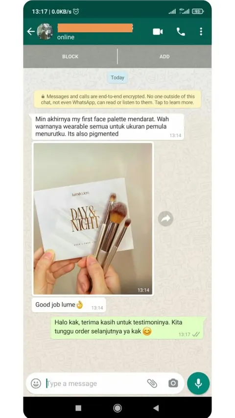 Testimoni chat WhatsApp dengan foto kotak dan tiga kuas: Min akhirnya my first face palette mendarat. Wah warnanya wearable semua untuk ukuran pemula menurutku. Its also pigmented. Good job Lume