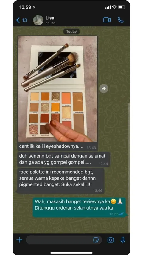 Testimoni chat WhatsApp dengan foto palette terbuka dan kuas: Cantiiik kaliii eyeshadownya. Duh seneng bgt sampai dengan selamat dan ga ada yg gompel. Face palette ini recommended bgt, semua warna kepake banget dannn pigmented banget. Suka sekaliii
