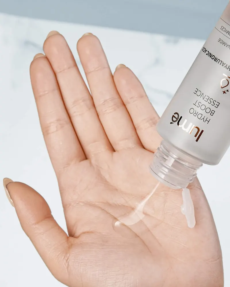 Essence dituang dari botol ke telapak tangan