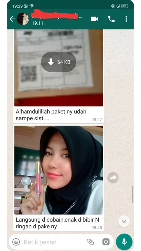Testimoni chat WhatsApp dengan swafoto pelanggan berhijab: Alhamdulillah paket ny udah sampe sist. Langsung d cobain, enak d bibir N ringan d pake ny