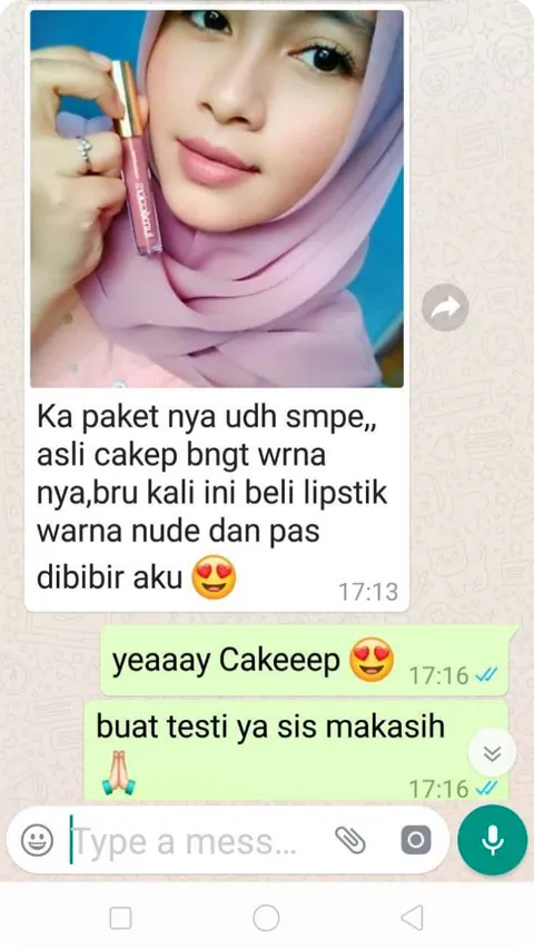 Testimoni chat WhatsApp dengan swafoto pelanggan berhijab: Ka paket nya udh smpe, asli cakep bngt wrna nya, bru kali ini beli lipstik warna nude dan pas dibibir aku