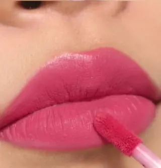 Bibir memakai Velvet Lipcoat Arm Candy