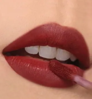 Bibir memakai Velvet Lipcoat Devious Queen