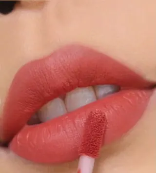 Bibir memakai Velvet Lipcoat Sunset Chic