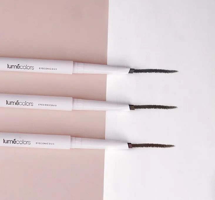 Tiga pensil Lumécolors Eyeconic Duo, masing-masing dengan goresan warna alisnya