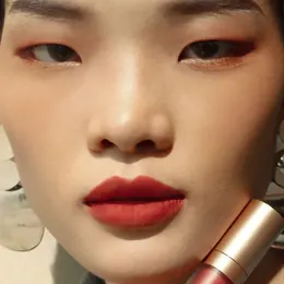 Crimson Red di kulit terang