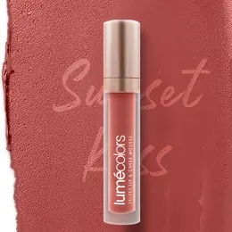 Olesan warna Sunset Kiss dengan tube Velvet Lip & Cheek Mousse