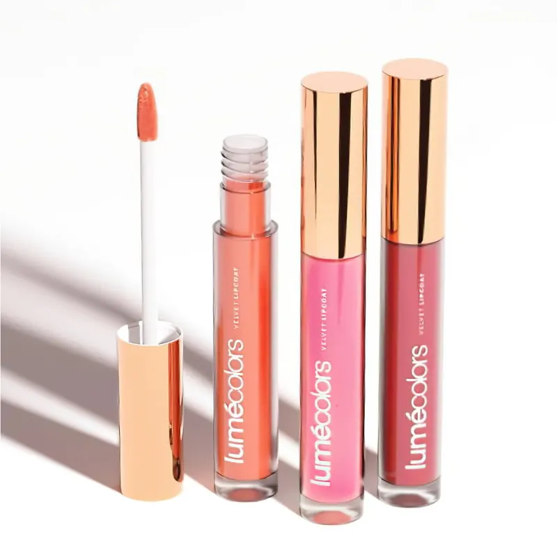 Isi Kissproof Bundling: tiga tube Velvet Lipcoat, satu terbuka dengan aplikatornya