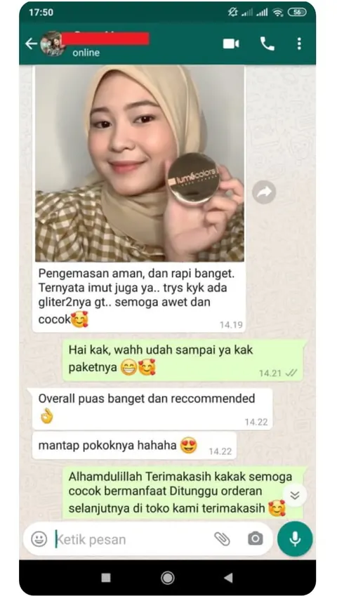 Testimoni chat WhatsApp, pelanggan berhijab memegang jar Loose Powder: Pengemasan aman, dan rapi banget. Ternyata imut juga ya.. trys kyk ada gliter2nya gt.. semoga awet dan cocok. Overall puas banget dan reccommended. Mantap pokoknya hahaha