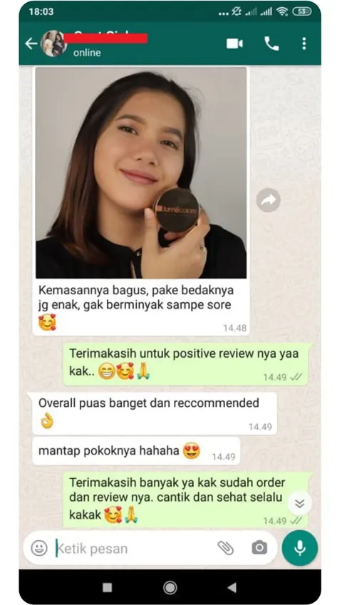 Testimoni chat WhatsApp, pelanggan memegang jar Loose Powder: Kemasannya bagus, pake bedaknya jg enak, gak berminyak sampe sore. Overall puas banget dan reccommended