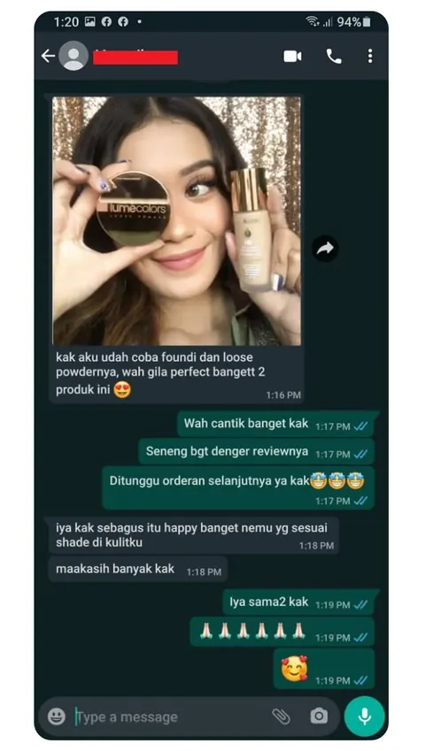 Testimoni chat WhatsApp, pelanggan memegang Loose Powder dan HD Foundation: kak aku udah coba foundi dan loose powdernya, wah gila perfect bangett 2 produk ini. iya kak sebagus itu happy banget nemu yg sesuai shade di kulitku