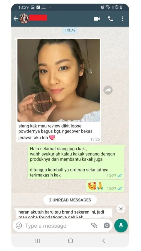 Testimoni chat WhatsApp, pelanggan memegang jar Loose Powder: siang kak mau review dikit loose powdernya bagus bgt, ngecover bekas jerawat aku loh. heran akutuh baru tau brand sekeren ini, jadi mau coba foundationnya deh kak