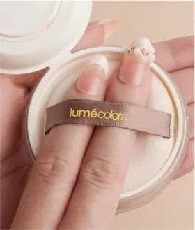 Jari masuk ke tali puff Lumécolors di atas jar Loose Powder yang terbuka