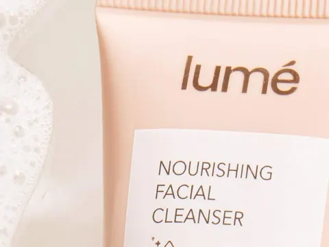 Tube Nourishing Facial Cleanser 30 mL di atas busa