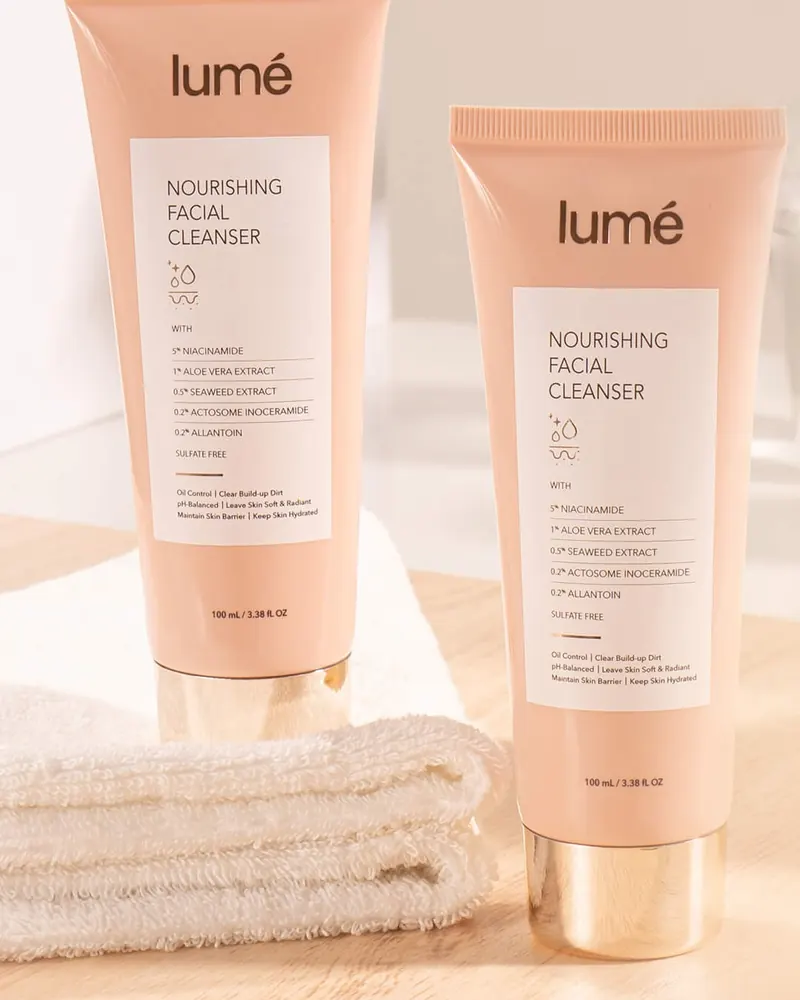 Nourishing Facial Cleanser 100 mL dan 30 mL di atas handuk