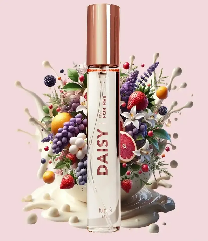Botol DAISY di antara stroberi, anggur dan bunga