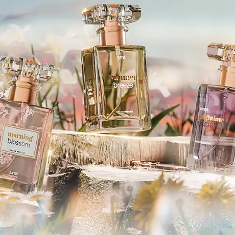 Botol Morning Blossom, Summer Breeze dan Nightime Secret di antara bunga