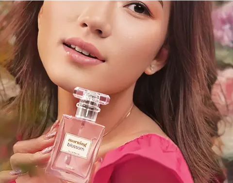 Model memegang botol Morning Blossom