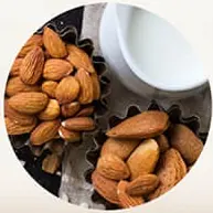 Kacang almond dalam mangkuk