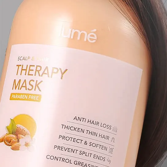 Label Therapy Mask dengan helaian rambut panjang tersampir di botolnya