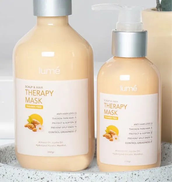 Therapy Mask ukuran 300 gr dan 150 gr di atas nampan terrazzo di kamar mandi