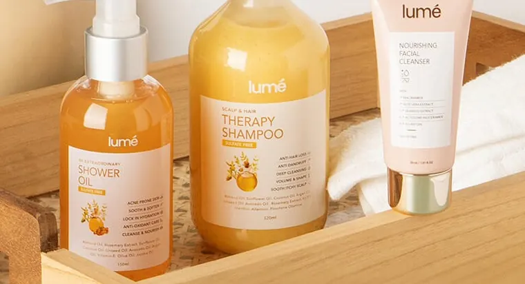 Isi paket: 8X Extraordinary Shower Oil, Scalp & Hair Therapy Shampoo dan Nourishing Facial Cleanser
